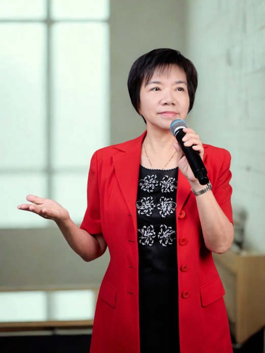 在香港教育界深耕三十多年，剛卸下幼稚園校長職務的陳偉珍，如今轉身走進社區、走入家庭，繼續發揮她對教育的熱忱。許多人或許以為退休意味著放下，但對陳校長而言，離開學校並不是結束，而是另一場有意義的開始。她以行動證明：教育不只是一份職業，而是一種生命的延續──一種影響別人、啟發未來的方式。