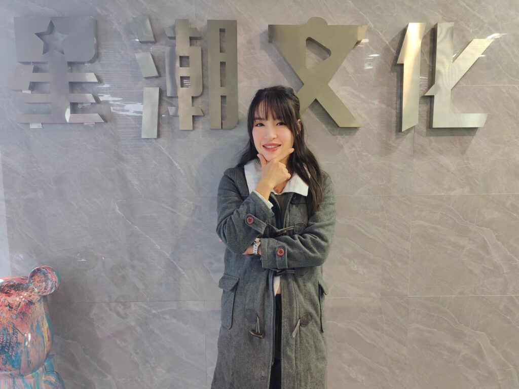 「少林女俠」何詠妍,一位走過少林寺、穿梭在中港兩地之間的年輕女生,既是習武之人,也是近年在演藝圈嶄露頭角的香港武打女星。她的路並不簡單,從武術比賽走到電視與電影的鏡頭前,每一步都來自努力和堅持。外表溫婉、內心堅毅,她以少林功夫為起點,慢慢走出屬於自己的舞台。無論是在武術場上比拼,還是在片場中演出,她都用實力與真誠,一步步累積自己的作品與經驗。