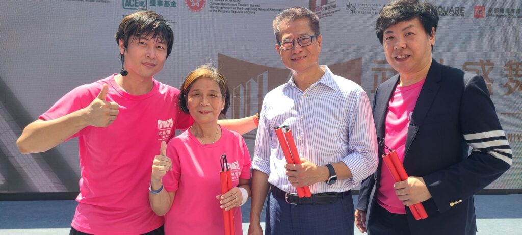 在香港,有一位默默耕耘了十六年的武術推廣者,將一對看似簡單的雙節棍,打造成一項承載中華文化精神的運動。他是香港雙節棍總會的創辦人——劉萬梁師傅。在一次深入訪談中,劉師傅分享了他這些年的努力、堅持與無奈。他的故事,不只是關於武術,更關乎文化的延續與身份的認同。