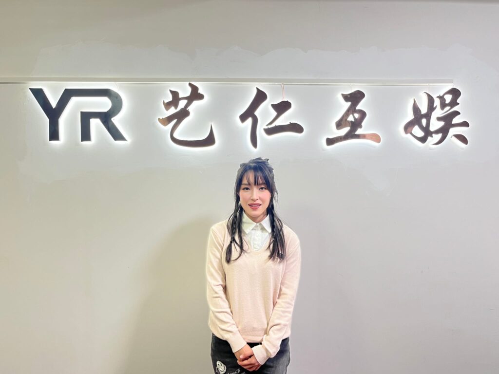 「少林女俠」何詠妍,一位走過少林寺、穿梭在中港兩地之間的年輕女生,既是習武之人,也是近年在演藝圈嶄露頭角的香港武打女星。她的路並不簡單,從武術比賽走到電視與電影的鏡頭前,每一步都來自努力和堅持。外表溫婉、內心堅毅,她以少林功夫為起點,慢慢走出屬於自己的舞台。無論是在武術場上比拼,還是在片場中演出,她都用實力與真誠,一步步累積自己的作品與經驗。