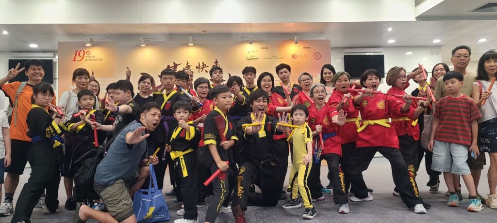 在香港,一提起雙節棍,許多人仍然滿腦疑問:「香港有地方學雙節棍嗎?」「雙節棍是不是犯法的?」「去哪裡買雙節棍?」這些問題,劉萬梁師傅已經聽了無數次。但他沒有被這些質疑打敗,反而用行動一步步證明:雙節棍不只是武術,更是文化、教育、人生歷程的可能性。