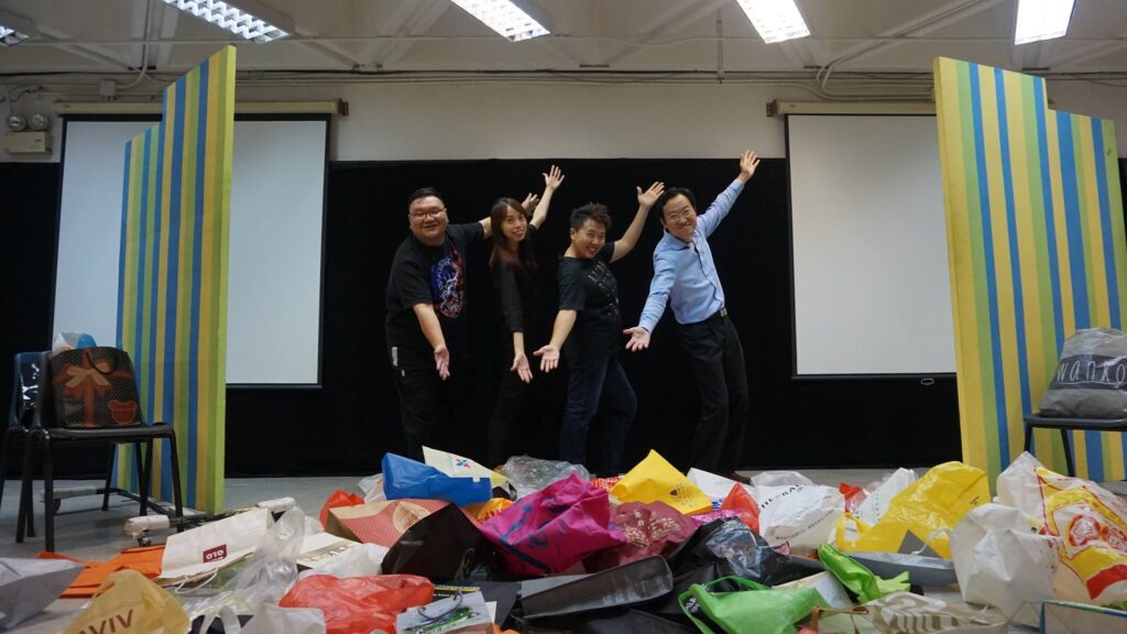 「很多人問我為什麼這麼喜歡戲劇,其實我不是為了表演,而是因為我在戲劇裡,找到了一種團隊的力量,那種一班人為了一個共同目標而努力的精神,讓我感受到生命的溫度。」所以我喜歡話劇,不單是因為有一群志同道合的朋友共同瘋追的感覺,更重要的是,能夠與整個團隊一起展現作品魅力的那一刻,讓我真正體會到戲劇的魔力。楊志輝(Berry)總帶著一種誠懇與熱情,與他聊戲劇,總會被他的故事吸引。他不只是演員,還是一位熱心的社區文化推動者。從青年中心的一場戲劇班開始,他走上了一條不一樣的人生舞台。