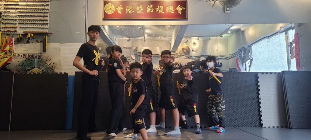 在香港,一提起雙節棍,許多人仍然滿腦疑問:「香港有地方學雙節棍嗎?」「雙節棍是不是犯法的?」「去哪裡買雙節棍?」這些問題,劉萬梁師傅已經聽了無數次。但他沒有被這些質疑打敗,反而用行動一步步證明:雙節棍不只是武術,更是文化、教育、人生歷程的可能性。