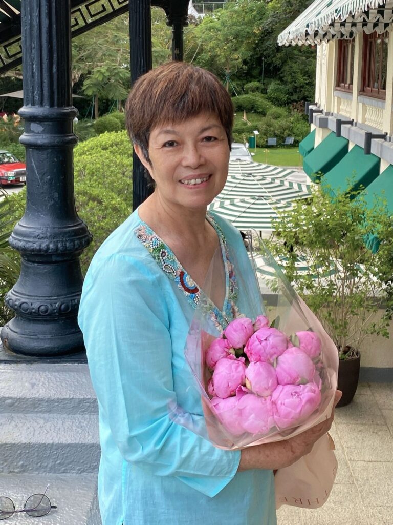 「改名叫 Happy,是我人生第一次真正的選擇。」梁潔明坐在我們面前,語氣溫柔卻堅定。這個名字,說的是笑容,藏的是淚水。人生七十載,她經歷過的痛,不少人一輩子都未必遇上;但她選擇了不被痛苦定義,反而轉身成為別人眼中的希望。