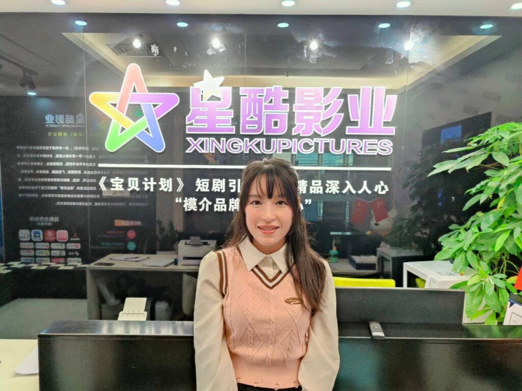 「少林女俠」何詠妍,一位走過少林寺、穿梭在中港兩地之間的年輕女生,既是習武之人,也是近年在演藝圈嶄露頭角的香港武打女星。她的路並不簡單,從武術比賽走到電視與電影的鏡頭前,每一步都來自努力和堅持。外表溫婉、內心堅毅,她以少林功夫為起點,慢慢走出屬於自己的舞台。無論是在武術場上比拼,還是在片場中演出,她都用實力與真誠,一步步累積自己的作品與經驗。