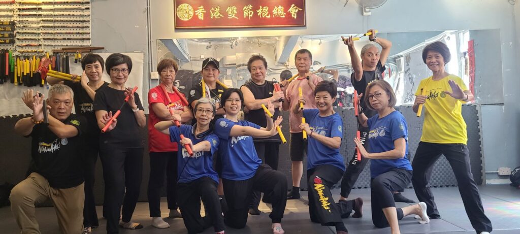 在香港,一提起雙節棍,許多人仍然滿腦疑問:「香港有地方學雙節棍嗎?」「雙節棍是不是犯法的?」「去哪裡買雙節棍?」這些問題,劉萬梁師傅已經聽了無數次。但他沒有被這些質疑打敗,反而用行動一步步證明:雙節棍不只是武術,更是文化、教育、人生歷程的可能性。