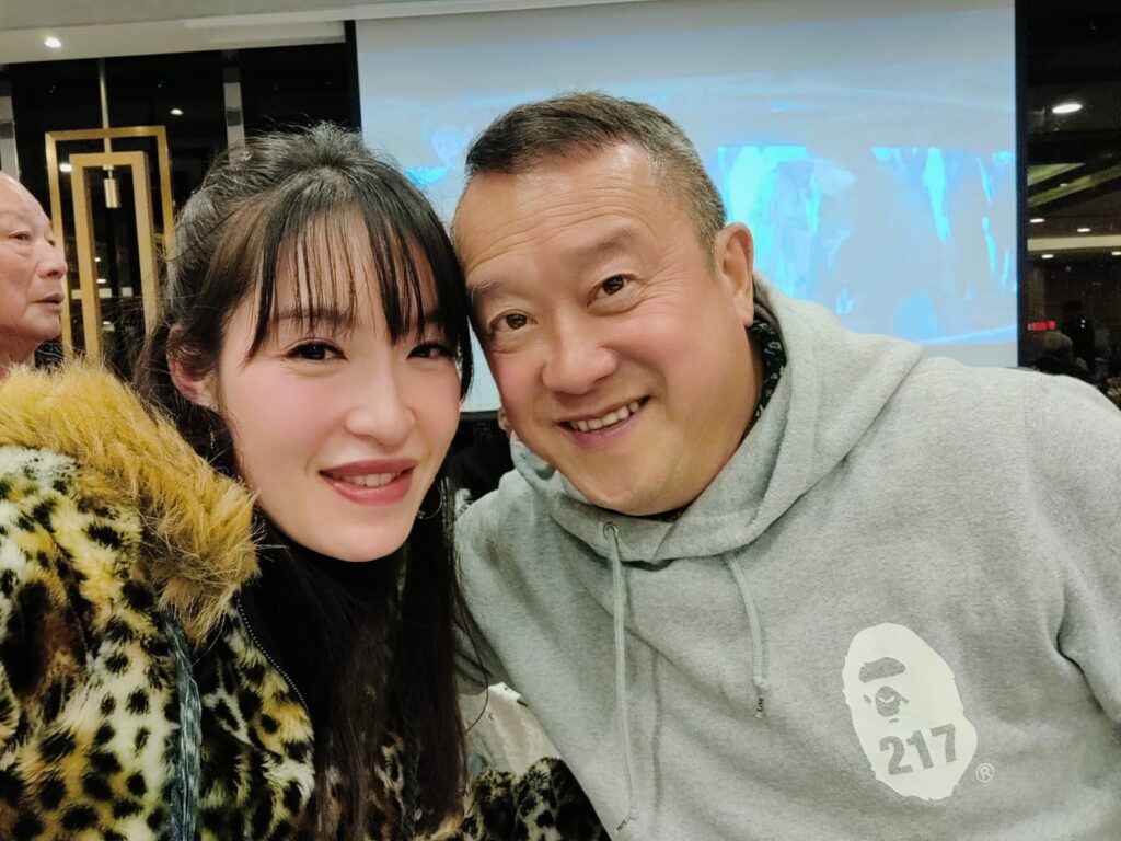 「少林女俠」何詠妍,一位走過少林寺、穿梭在中港兩地之間的年輕女生,既是習武之人,也是近年在演藝圈嶄露頭角的香港武打女星。她的路並不簡單,從武術比賽走到電視與電影的鏡頭前,每一步都來自努力和堅持。外表溫婉、內心堅毅,她以少林功夫為起點,慢慢走出屬於自己的舞台。無論是在武術場上比拼,還是在片場中演出,她都用實力與真誠,一步步累積自己的作品與經驗。