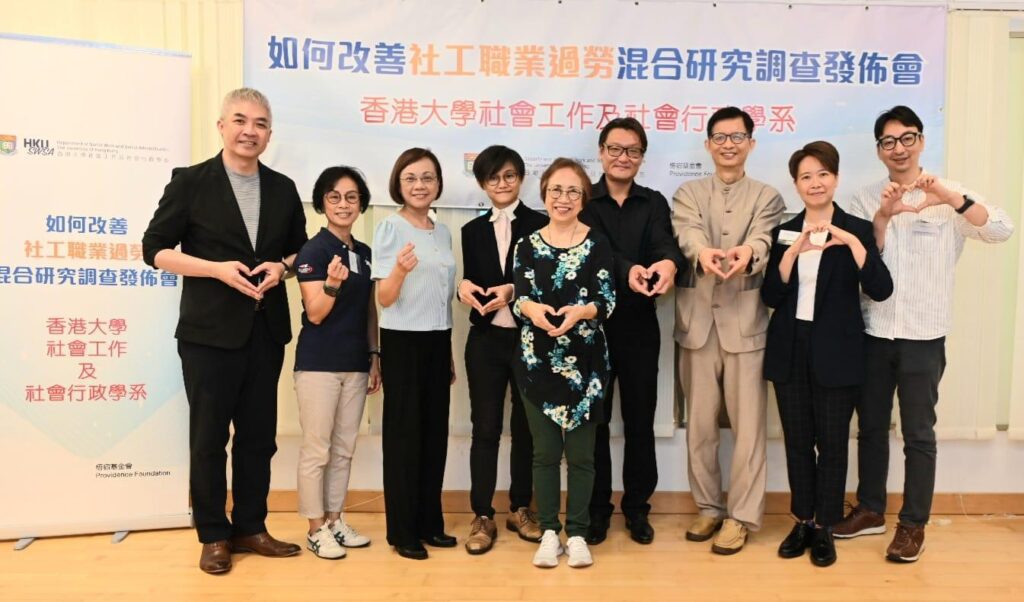 「我不是輔導員,而是善用社群,同頻共振,去陪伴傷痛的心。」他說,自在社畢業學員,有共同理念和工具,經歷考驗,許多成為好友,持續真摯互撐,細水長流。華山老師欣賞傳統單對單深度輔導模式,同時,人數有限,難以持續支援大量水深火熱的市民:「集體共修,比較溫馨和生活化,容易接受,不會將案主標籤和病理化。」