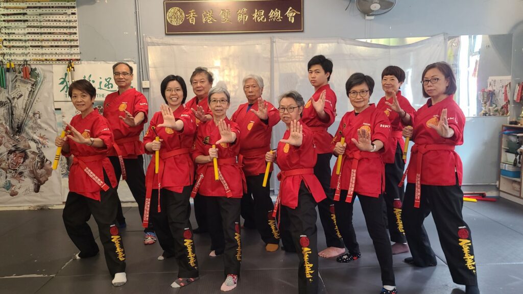 在香港，有一位默默耕耘多年、憑著一根雙節棍凝聚無數青少年力量的武術師傅——劉萬梁。他不是從小就被家人鼓勵學習功夫，更不是一帆風順地走上武術傳承之路。相反，他的故事，是一段從家庭質疑到堅持追夢，最終以行動答覆質疑的歷程。