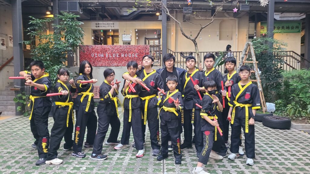 在香港，有一位默默耕耘多年、憑著一根雙節棍凝聚無數青少年力量的武術師傅——劉萬梁。他不是從小就被家人鼓勵學習功夫，更不是一帆風順地走上武術傳承之路。相反，他的故事，是一段從家庭質疑到堅持追夢，最終以行動答覆質疑的歷程。