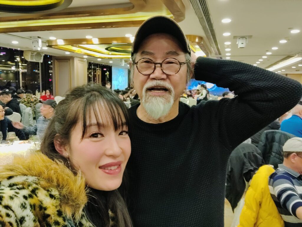 「少林女俠」何詠妍,一位走過少林寺、穿梭在中港兩地之間的年輕女生,既是習武之人,也是近年在演藝圈嶄露頭角的香港武打女星。她的路並不簡單,從武術比賽走到電視與電影的鏡頭前,每一步都來自努力和堅持。外表溫婉、內心堅毅,她以少林功夫為起點,慢慢走出屬於自己的舞台。無論是在武術場上比拼,還是在片場中演出,她都用實力與真誠,一步步累積自己的作品與經驗。