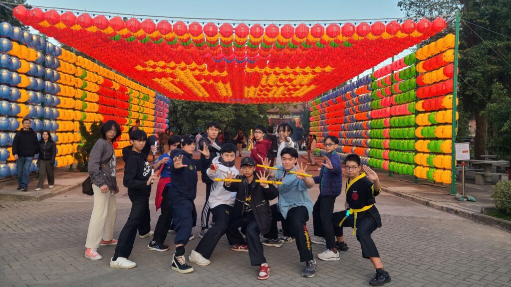 在香港,一提起雙節棍,許多人仍然滿腦疑問:「香港有地方學雙節棍嗎?」「雙節棍是不是犯法的?」「去哪裡買雙節棍?」這些問題,劉萬梁師傅已經聽了無數次。但他沒有被這些質疑打敗,反而用行動一步步證明:雙節棍不只是武術,更是文化、教育、人生歷程的可能性。