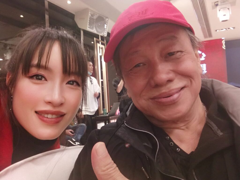 「少林女俠」何詠妍,一位走過少林寺、穿梭在中港兩地之間的年輕女生,既是習武之人,也是近年在演藝圈嶄露頭角的香港武打女星。她的路並不簡單,從武術比賽走到電視與電影的鏡頭前,每一步都來自努力和堅持。外表溫婉、內心堅毅,她以少林功夫為起點,慢慢走出屬於自己的舞台。無論是在武術場上比拼,還是在片場中演出,她都用實力與真誠,一步步累積自己的作品與經驗。