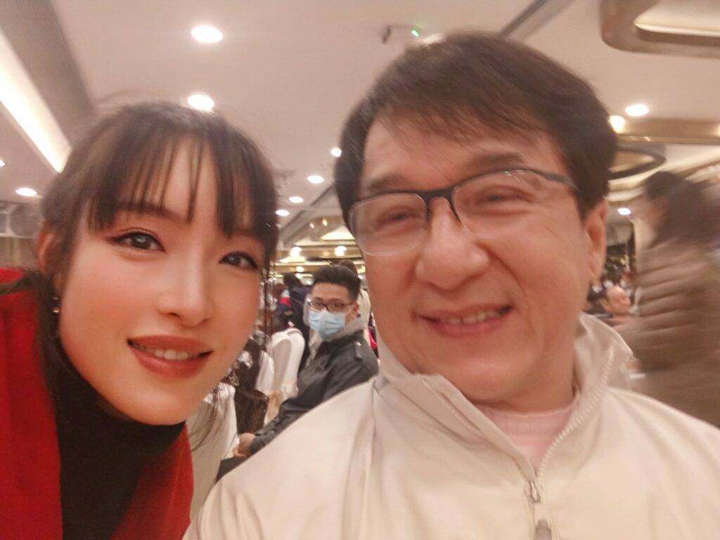 「少林女俠」何詠妍,一位走過少林寺、穿梭在中港兩地之間的年輕女生,既是習武之人,也是近年在演藝圈嶄露頭角的香港武打女星。她的路並不簡單,從武術比賽走到電視與電影的鏡頭前,每一步都來自努力和堅持。外表溫婉、內心堅毅,她以少林功夫為起點,慢慢走出屬於自己的舞台。無論是在武術場上比拼,還是在片場中演出,她都用實力與真誠,一步步累積自己的作品與經驗。