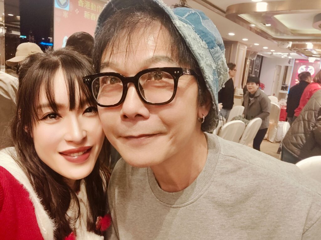 「少林女俠」何詠妍,一位走過少林寺、穿梭在中港兩地之間的年輕女生,既是習武之人,也是近年在演藝圈嶄露頭角的香港武打女星。她的路並不簡單,從武術比賽走到電視與電影的鏡頭前,每一步都來自努力和堅持。外表溫婉、內心堅毅,她以少林功夫為起點,慢慢走出屬於自己的舞台。無論是在武術場上比拼,還是在片場中演出,她都用實力與真誠,一步步累積自己的作品與經驗。