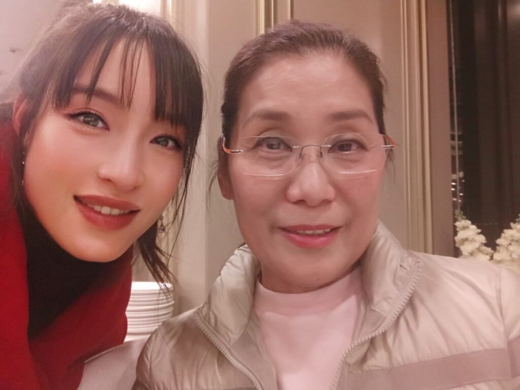 「少林女俠」何詠妍,一位走過少林寺、穿梭在中港兩地之間的年輕女生,既是習武之人,也是近年在演藝圈嶄露頭角的香港武打女星。她的路並不簡單,從武術比賽走到電視與電影的鏡頭前,每一步都來自努力和堅持。外表溫婉、內心堅毅,她以少林功夫為起點,慢慢走出屬於自己的舞台。無論是在武術場上比拼,還是在片場中演出,她都用實力與真誠,一步步累積自己的作品與經驗。