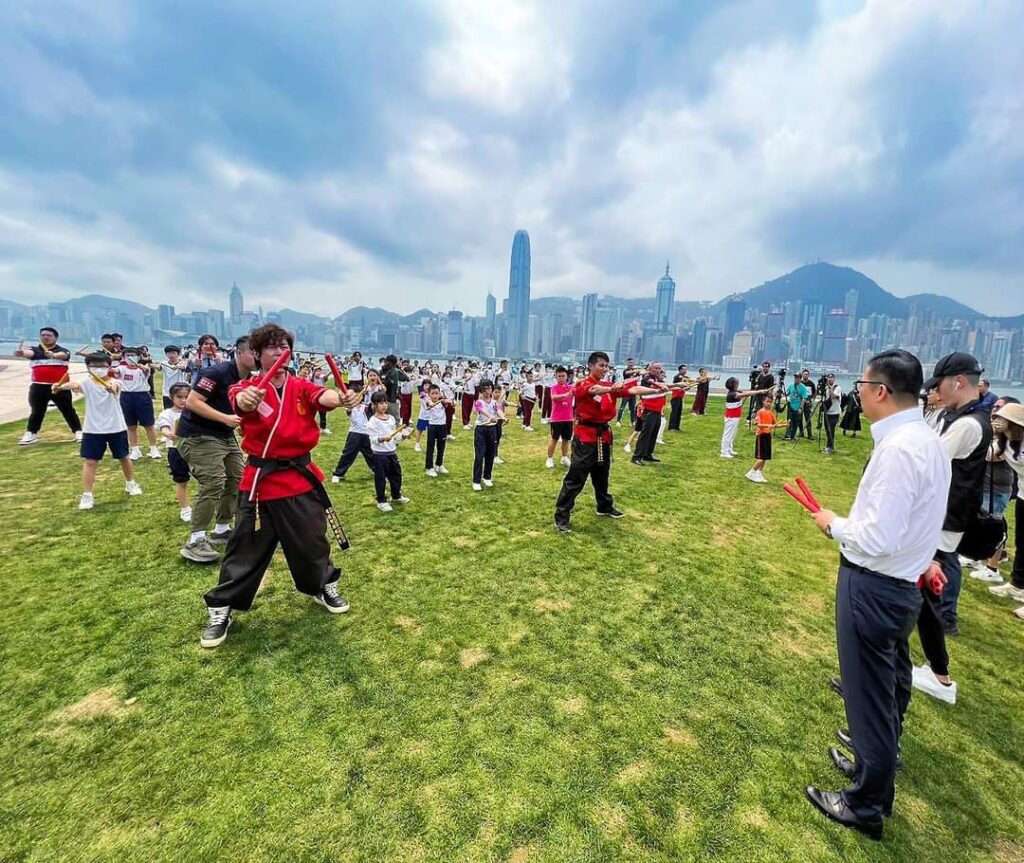 在香港，有一位默默耕耘多年、憑著一根雙節棍凝聚無數青少年力量的武術師傅——劉萬梁。他不是從小就被家人鼓勵學習功夫，更不是一帆風順地走上武術傳承之路。相反，他的故事，是一段從家庭質疑到堅持追夢，最終以行動答覆質疑的歷程。