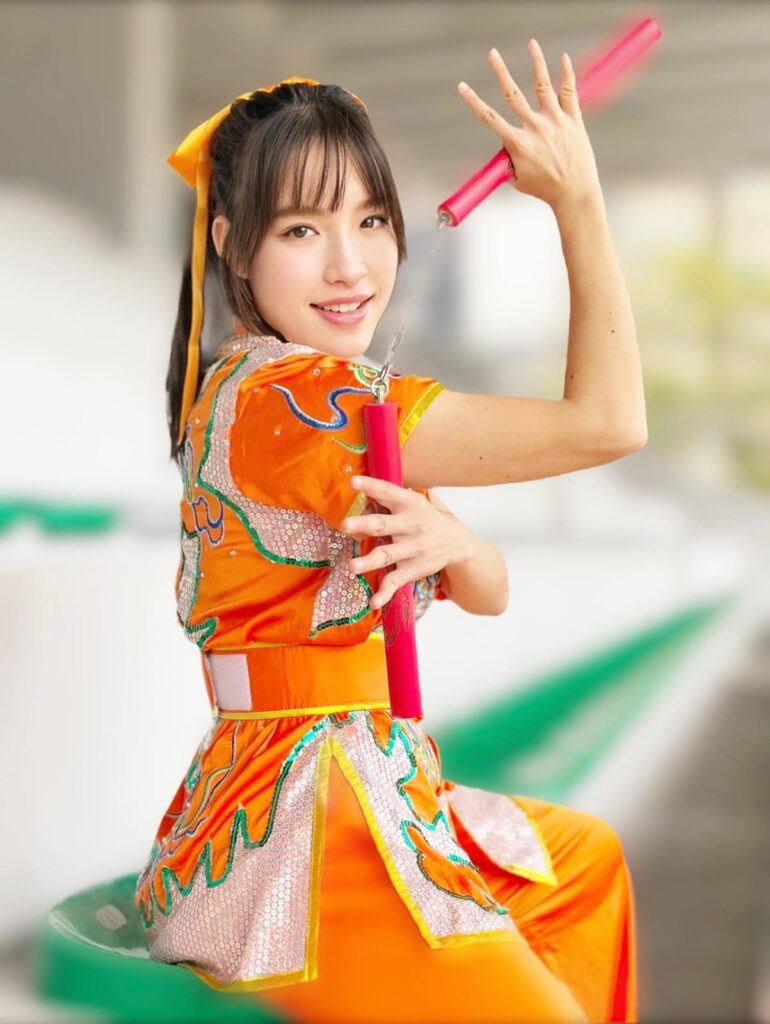 「少林女俠」何詠妍,一位走過少林寺、穿梭在中港兩地之間的年輕女生,既是習武之人,也是近年在演藝圈嶄露頭角的香港武打女星。她的路並不簡單,從武術比賽走到電視與電影的鏡頭前,每一步都來自努力和堅持。外表溫婉、內心堅毅,她以少林功夫為起點,慢慢走出屬於自己的舞台。無論是在武術場上比拼,還是在片場中演出,她都用實力與真誠,一步步累積自己的作品與經驗。