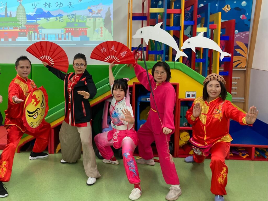 「少林女俠」何詠妍,一位走過少林寺、穿梭在中港兩地之間的年輕女生,既是習武之人,也是近年在演藝圈嶄露頭角的香港武打女星。她的路並不簡單,從武術比賽走到電視與電影的鏡頭前,每一步都來自努力和堅持。外表溫婉、內心堅毅,她以少林功夫為起點,慢慢走出屬於自己的舞台。無論是在武術場上比拼,還是在片場中演出,她都用實力與真誠,一步步累積自己的作品與經驗。