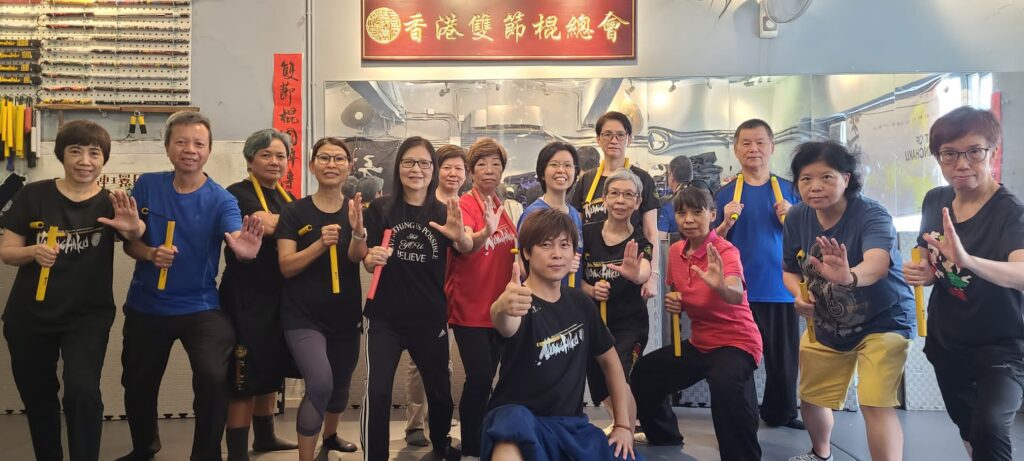 除了教學和推廣,劉師傅也用另一種方式記錄雙節棍。他與著名肖像畫大師和插畫師崔成安先生,出版了一本《雙節棍連環圖譜》,將動作、歷史、精神都畫成漫畫,像一本現代版的武功秘笈。