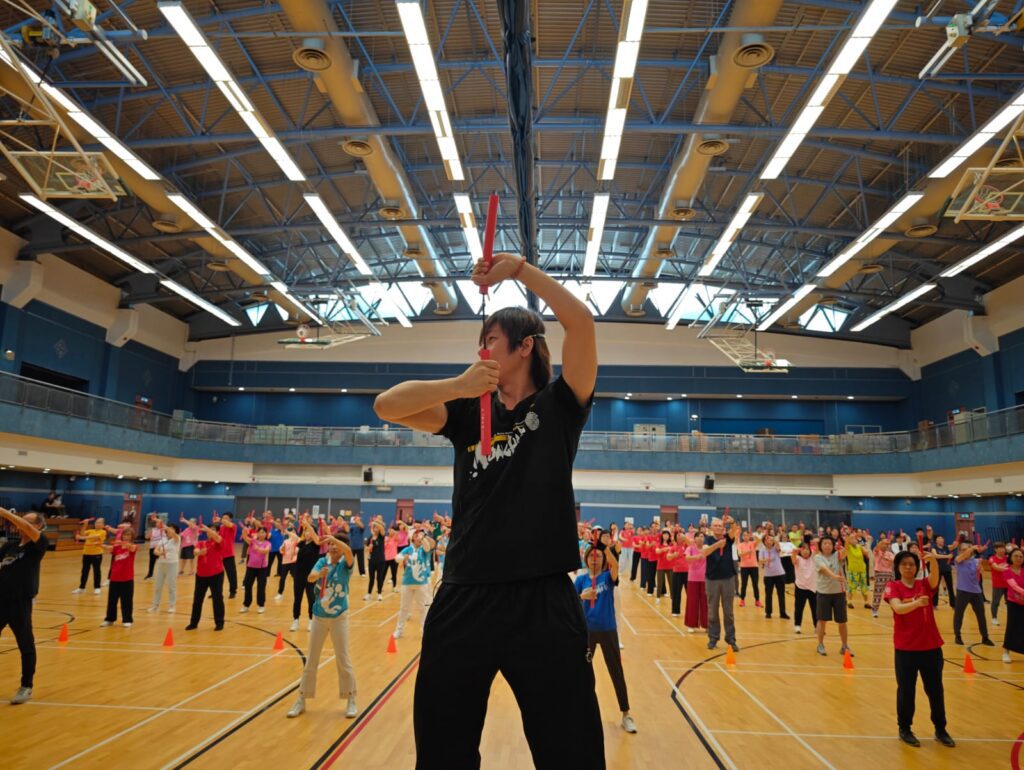 在香港，有一位默默耕耘多年、憑著一根雙節棍凝聚無數青少年力量的武術師傅——劉萬梁。他不是從小就被家人鼓勵學習功夫，更不是一帆風順地走上武術傳承之路。相反，他的故事，是一段從家庭質疑到堅持追夢，最終以行動答覆質疑的歷程。