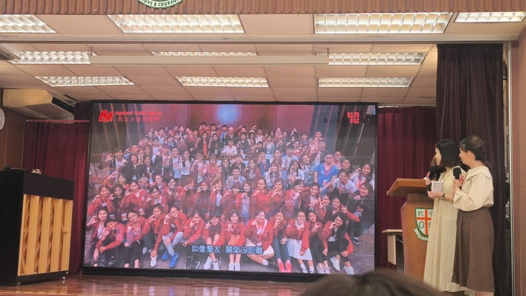 在孩子尚未長大的世界裡,每一份溫柔的陪伴,都是照亮他們未來的一束光。2025年11月15日,一場充滿感動與希望的嘉許禮,在溫暖的掌聲中展開。防止虐待兒童會(ACA)隆重舉行一年一度的義工嘉許禮,向一群默默付出、無私守護的義工、企業與團體致上最誠摯的謝意。這不只是一場表揚,更是一場對社會責任的凝視;不只是感謝,更是一場關於「同行」的深刻回應。