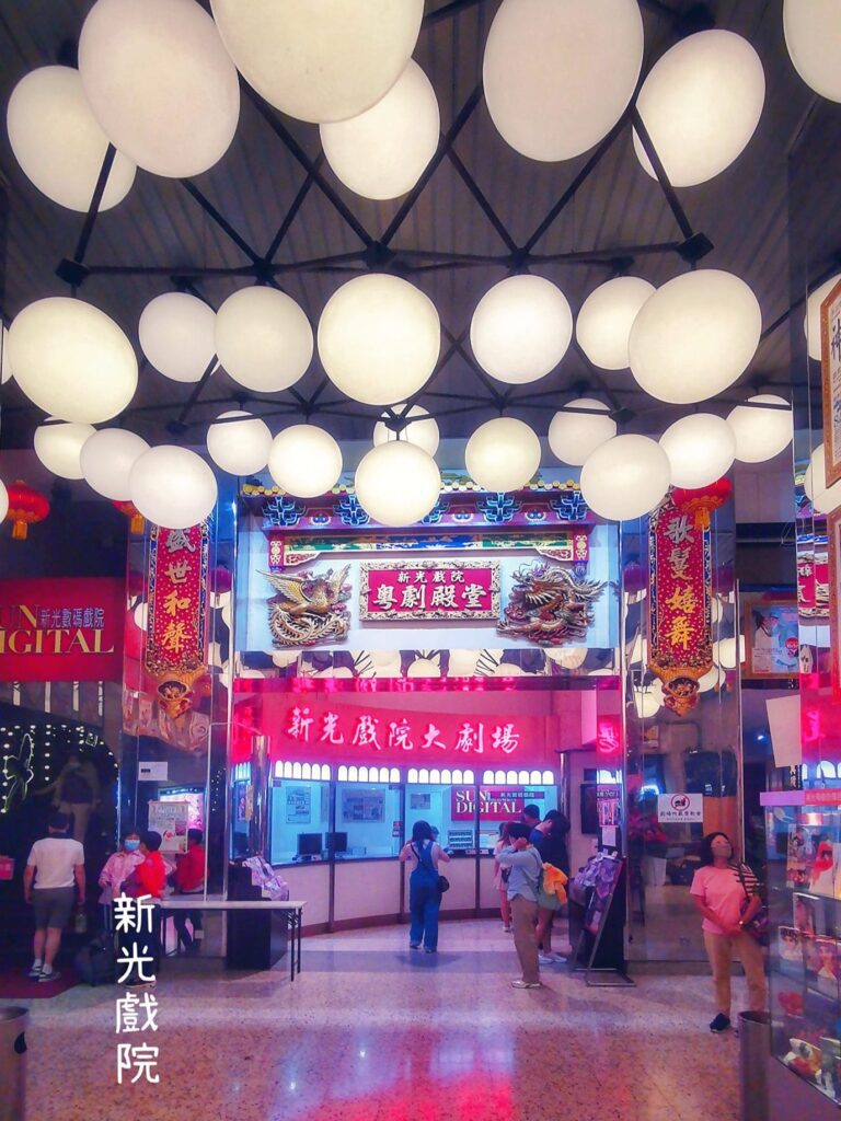 走過極地二十多次,捕捉過無數極光與壯麗風光,攝影師丘子乎的腳步,從未止步。但這位資深攝影人、多媒體設計師和藝術工作者,並不只滿足於風景的壯麗。他的鏡頭,開始轉向更貼近人心的地方——那些即將從城市角落消失的日常,以及背後仍有人守護的故事。