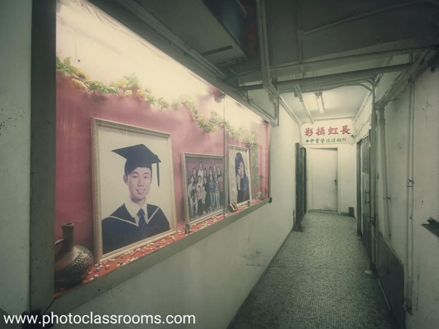 在這個影像泛濫的年代,攝影似乎成了一種人人皆能的技能。但對丘子乎而言,攝影從來不只是「拍照」,而是一場與時間、空間、記憶對話的旅程。丘子乎是一位專業攝影師、多媒體設計師與藝術工作者,過去二十年來,他帶領無數攝影團深度探訪極地地區——從北極圈到南極、從冰島到塔斯曼尼亞,目睹大自然最壯麗的景色,也拍下無數令人屏息的極光奇景。他不僅是攝影師,更是一位探險者、一位時代的見證人。