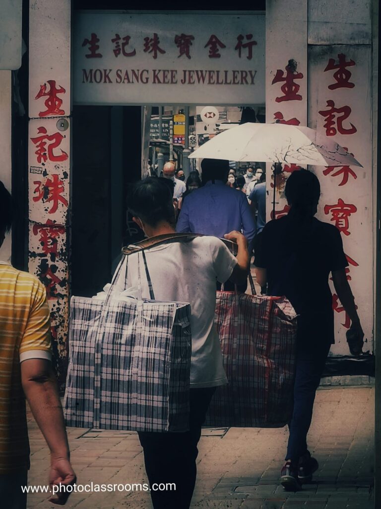 走過極地二十多次,捕捉過無數極光與壯麗風光,攝影師丘子乎的腳步,從未止步。但這位資深攝影人、多媒體設計師和藝術工作者,並不只滿足於風景的壯麗。他的鏡頭,開始轉向更貼近人心的地方——那些即將從城市角落消失的日常,以及背後仍有人守護的故事。