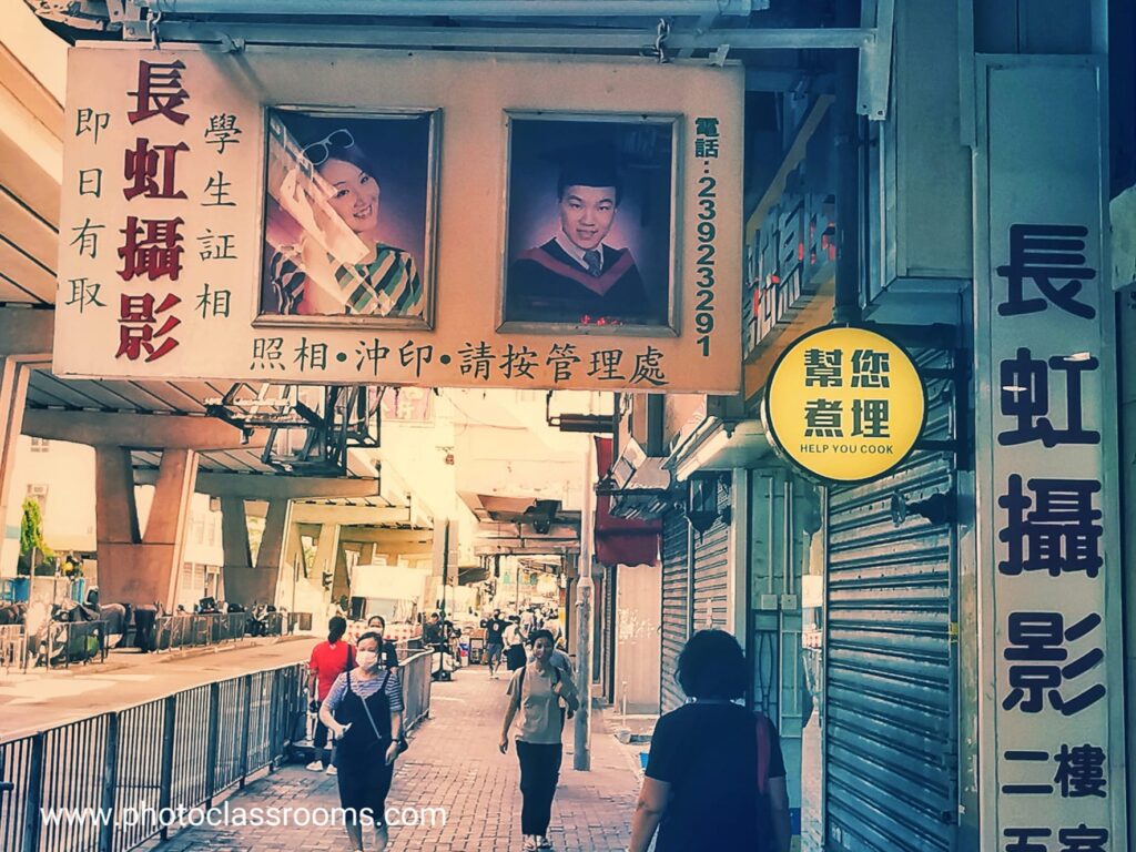 在這個影像泛濫的年代,攝影似乎成了一種人人皆能的技能。但對丘子乎而言,攝影從來不只是「拍照」,而是一場與時間、空間、記憶對話的旅程。丘子乎是一位專業攝影師、多媒體設計師與藝術工作者,過去二十年來,他帶領無數攝影團深度探訪極地地區——從北極圈到南極、從冰島到塔斯曼尼亞,目睹大自然最壯麗的景色,也拍下無數令人屏息的極光奇景。他不僅是攝影師,更是一位探險者、一位時代的見證人。