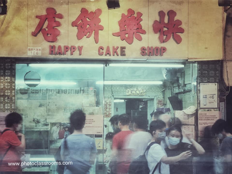 走過極地二十多次,捕捉過無數極光與壯麗風光,攝影師丘子乎的腳步,從未止步。但這位資深攝影人、多媒體設計師和藝術工作者,並不只滿足於風景的壯麗。他的鏡頭,開始轉向更貼近人心的地方——那些即將從城市角落消失的日常,以及背後仍有人守護的故事。