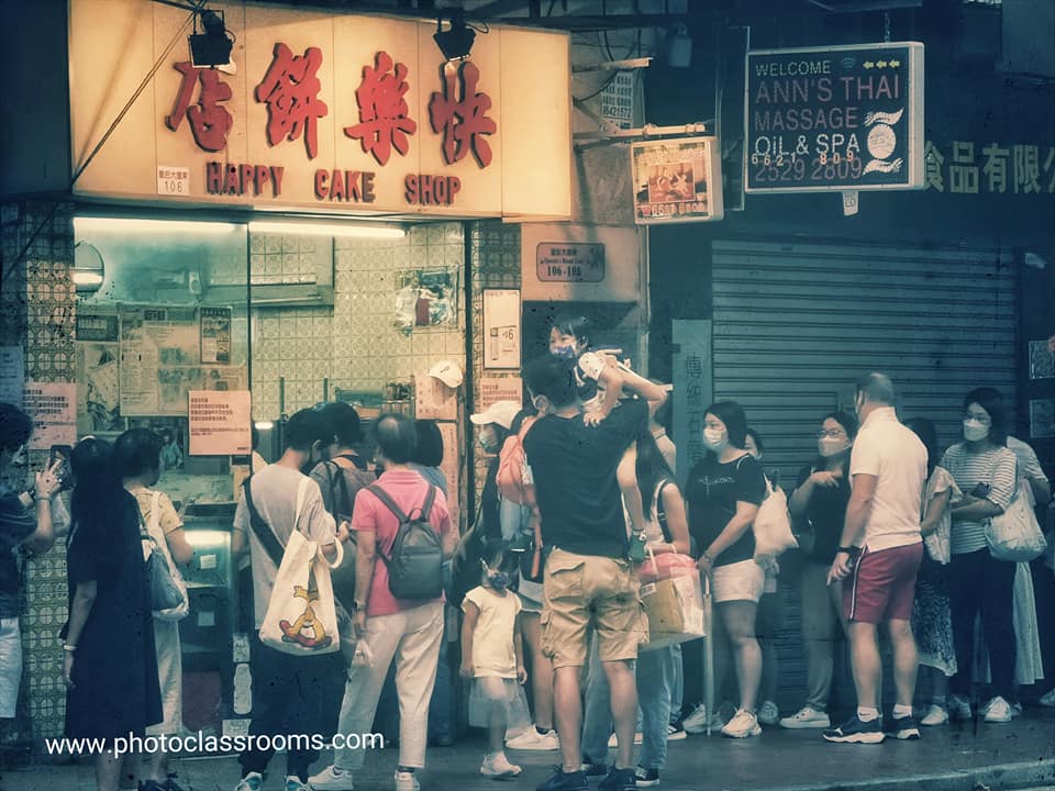 走過極地二十多次,捕捉過無數極光與壯麗風光,攝影師丘子乎的腳步,從未止步。但這位資深攝影人、多媒體設計師和藝術工作者,並不只滿足於風景的壯麗。他的鏡頭,開始轉向更貼近人心的地方——那些即將從城市角落消失的日常,以及背後仍有人守護的故事。