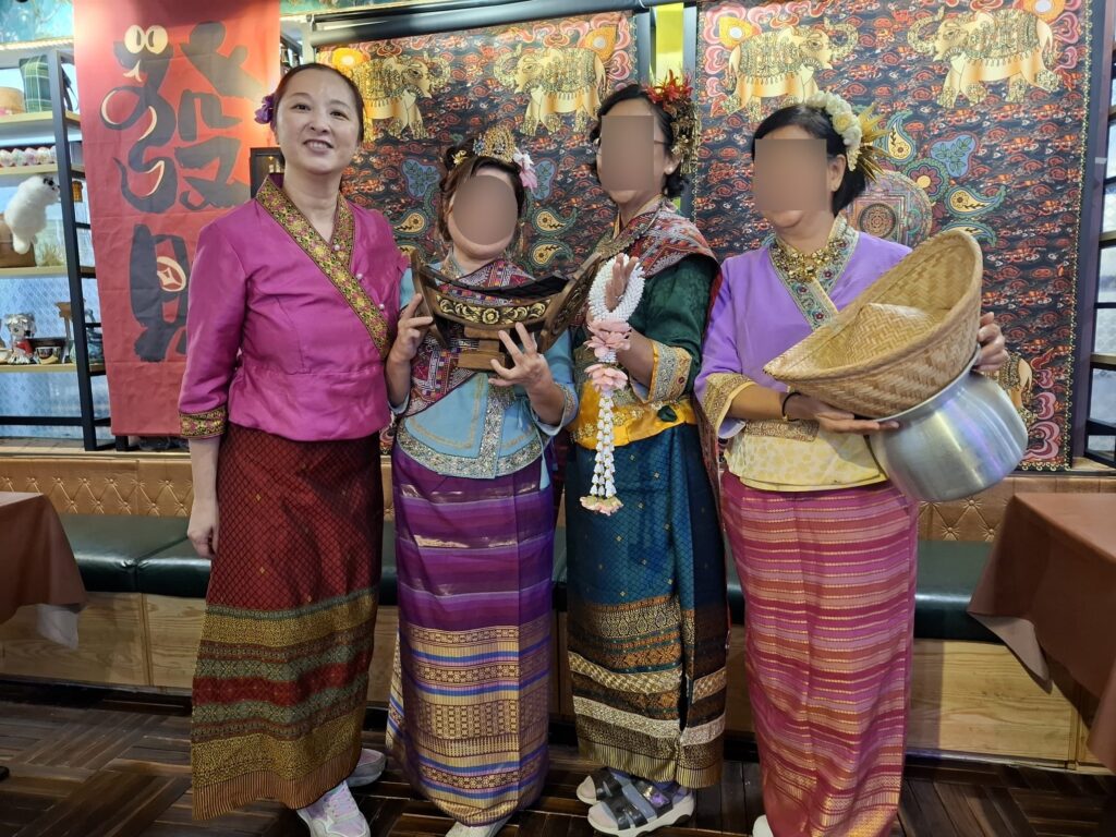 在中環這個高樓密集、節奏緊湊的城市核心，有一間藏身於商廈樓上的老撾餐廳。這裡沒有華麗的裝潢，也沒有鋪天蓋地的宣傳，卻有不少街坊與熟客，特地搭電梯上來，只為一嚐那份熟悉的味道，或參加一場充滿人情味的活動。這是 Barbara 用心經營的小天地。作為土生土長的香港人、第三代移民，她對這片土地有著深厚的情感。對她來說，餐廳不只是讓人吃飯的地方，更是一個社區據點、一個分享文化與故事的空間。透過她親手烹調的每一道菜、每一款甜品，她默默地把一份樸實卻深刻的心意，傳遞給每一位走進這裡的人。