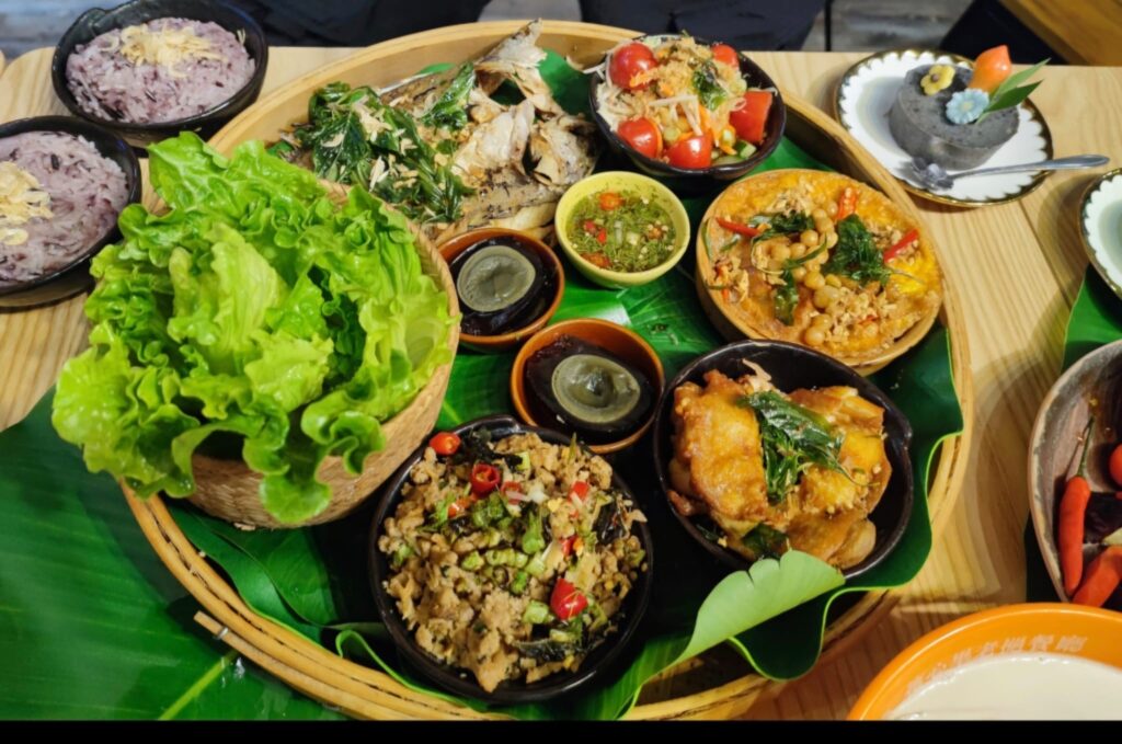 在中環這個高樓密集、節奏緊湊的城市核心，有一間藏身於商廈樓上的老撾餐廳。這裡沒有華麗的裝潢，也沒有鋪天蓋地的宣傳，卻有不少街坊與熟客，特地搭電梯上來，只為一嚐那份熟悉的味道，或參加一場充滿人情味的活動。這是 Barbara 用心經營的小天地。作為土生土長的香港人、第三代移民，她對這片土地有著深厚的情感。對她來說，餐廳不只是讓人吃飯的地方，更是一個社區據點、一個分享文化與故事的空間。透過她親手烹調的每一道菜、每一款甜品，她默默地把一份樸實卻深刻的心意，傳遞給每一位走進這裡的人。