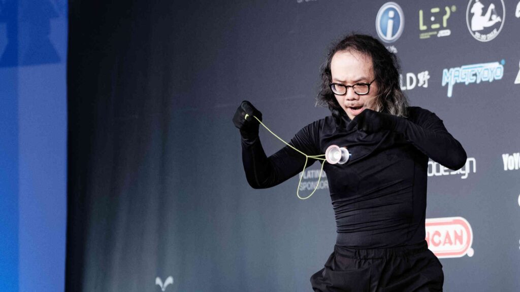捷克布拉格的世界搖搖大賽上,一位41歲的香港選手在眾多高手之中脫穎而出,奪得40歲以上組別的冠軍。他不是職業運動員,也從沒在世界搖搖大賽內的組別取得冠軍,但他用28年的堅持與熱愛,寫下一段屬於香港人的搖搖傳奇。他就是黃偉鑠,大家熟悉的「阿反」。
