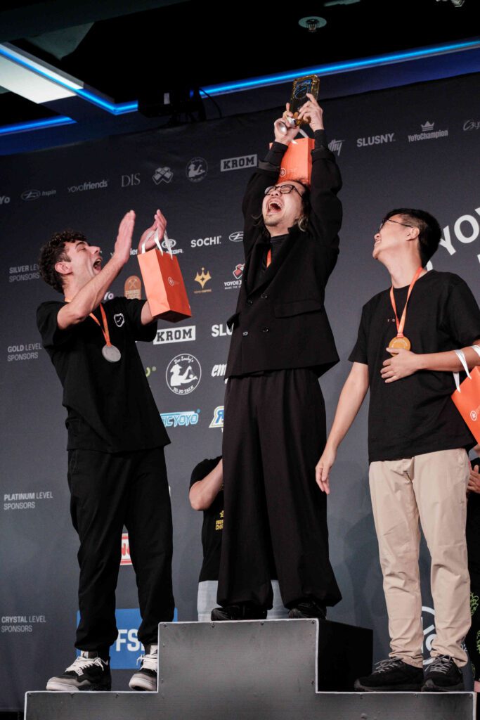 捷克布拉格的世界搖搖大賽上,一位41歲的香港選手在眾多高手之中脫穎而出,奪得40歲以上組別的冠軍。他不是職業運動員,也從沒在世界搖搖大賽內的組別取得冠軍,但他用28年的堅持與熱愛,寫下一段屬於香港人的搖搖傳奇。他就是黃偉鑠,大家熟悉的「阿反」。