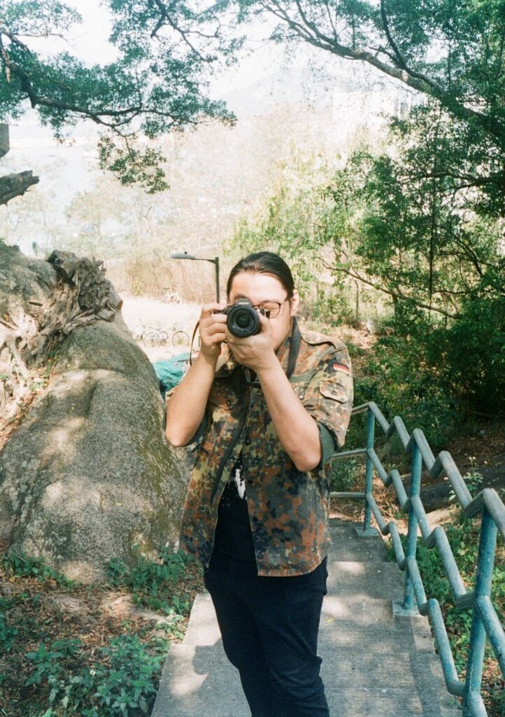 劉家樂（Martin）不是一位典型的攝影師。他不愛自稱「老師」，不急著為別人立下攝影的規則，更不相信一蹴而就的成功。他說：「我拍了兩年多，還未有資格去教人。」但正是這份謙遜與專注，讓他在鏡頭後走出屬於自己的風格與軌跡。