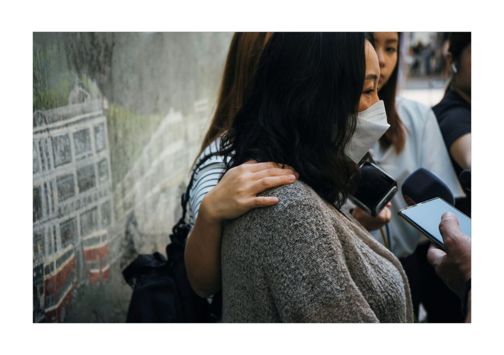 在香港,有這樣一位攝影師,他的名字還未響徹業界,但拍過他照片的人,往往記得他鏡頭下那份真摯與溫度。他叫劉家樂(Martin),白天在職業傷亡權益會擔任幹事,接觸的是因工業意外而傷亡的家庭;晚上,他拿起相機,走進婚禮現場和人像攝影的世界,捕捉幸福的剎那。兩個身份,看似毫不相干;但在Martin身上,卻共存得自然且真實。他說:「我盡量將 Day job 和 Night job 分開,不想互相干擾。」但這樣的生活安排,正好讓他在兩個世界中,看見不同的生命面貌,並在影像中,練習溫柔地看待人。
