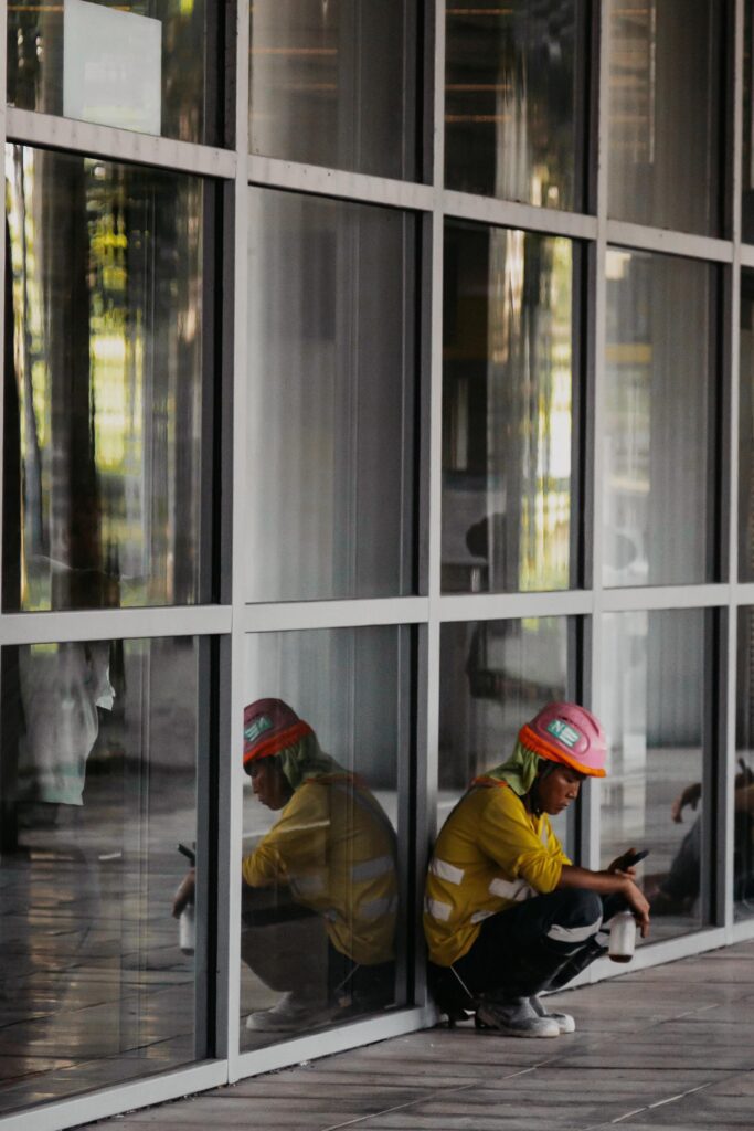 劉家樂（Martin）不是一位典型的攝影師。他不愛自稱「老師」，不急著為別人立下攝影的規則，更不相信一蹴而就的成功。他說：「我拍了兩年多，還未有資格去教人。」但正是這份謙遜與專注，讓他在鏡頭後走出屬於自己的風格與軌跡。