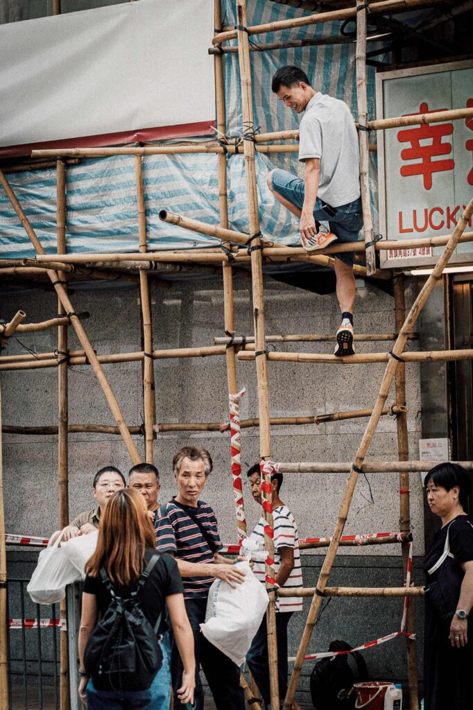 劉家樂（Martin）不是一位典型的攝影師。他不愛自稱「老師」，不急著為別人立下攝影的規則，更不相信一蹴而就的成功。他說：「我拍了兩年多，還未有資格去教人。」但正是這份謙遜與專注，讓他在鏡頭後走出屬於自己的風格與軌跡。