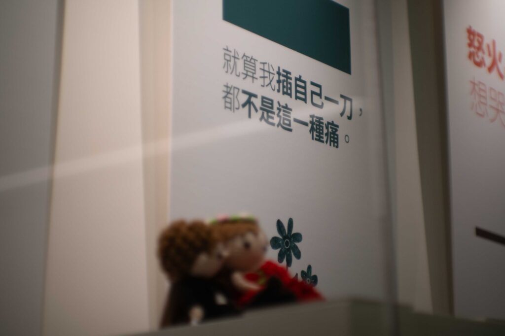 走進灣仔集成中心的一角,迎面而來的不是傳統展覽的靜謐,而是一場逼真的沉浸式體驗,《載傷.言殤》職業安全體驗展。由工業傷亡權益會主辦,透過圖像、聲音、氣味與實體裝置,讓訪客不只「看見」工業意外,更能「感受」那份無聲的沉痛。