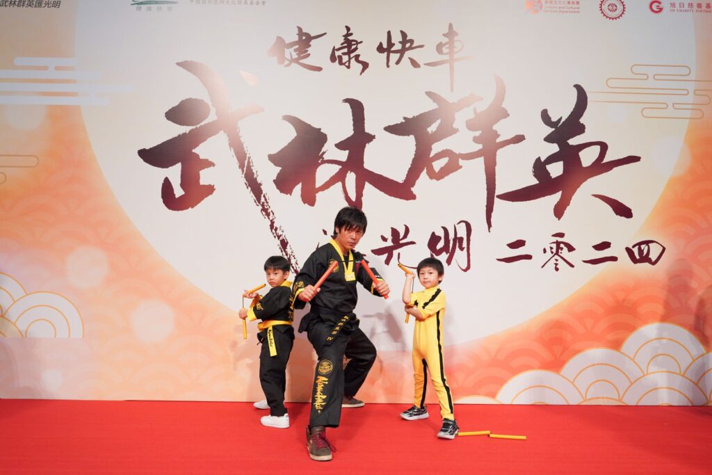 在香港,一提起雙節棍,許多人仍然滿腦疑問:「香港有地方學雙節棍嗎?」「雙節棍是不是犯法的?」「去哪裡買雙節棍?」這些問題,劉萬梁師傅已經聽了無數次。但他沒有被這些質疑打敗,反而用行動一步步證明:雙節棍不只是武術,更是文化、教育、人生歷程的可能性。