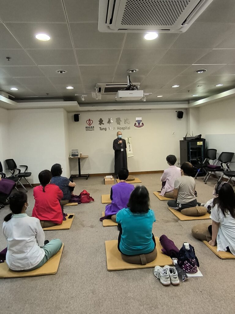 隨著時代的進步,佛教在靈性關懷領域的角色逐漸被更多人重視和認可。在傳燈法師的引領下,一個致力於病患與社區關懷的團隊,自2009年起開始耕耘,至今已在19間醫院中提供佛教關懷服務。這是一個以愛與慈悲為核心的旅程,為身心受困的病患及其家屬帶來了一縷溫暖的光。