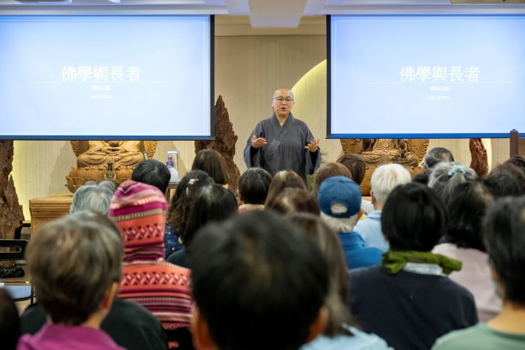 隨著時代的進步,佛教在靈性關懷領域的角色逐漸被更多人重視和認可。在傳燈法師的引領下,一個致力於病患與社區關懷的團隊,自2009年起開始耕耘,至今已在19間醫院中提供佛教關懷服務。這是一個以愛與慈悲為核心的旅程,為身心受困的病患及其家屬帶來了一縷溫暖的光。
