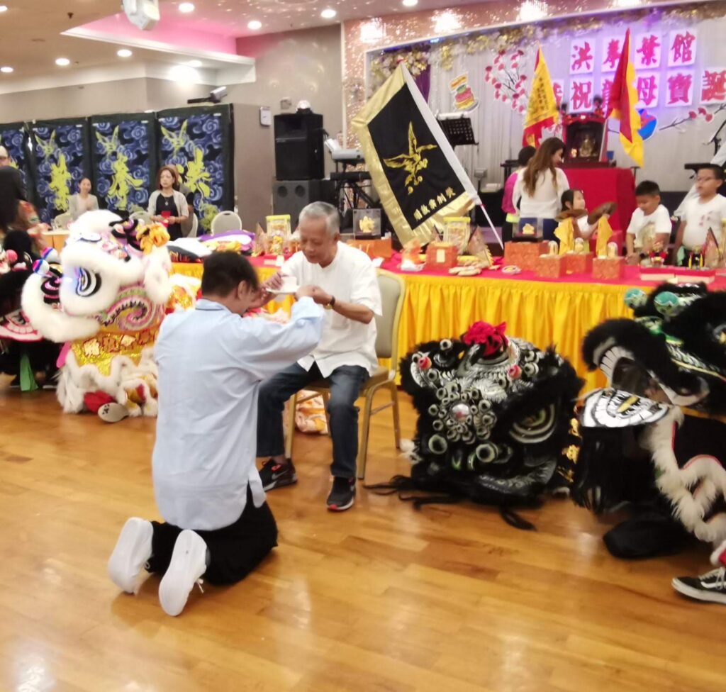 「我選師傅，他也選我。」這句話，葉偉賢師傅說得淡然，卻道出他對學習武術的深刻態度。作為一位洪拳師傅，他不僅在武術世界中累積多年經驗，更以一種開放與謙遜的心，持續在求學與教學之路上前行。