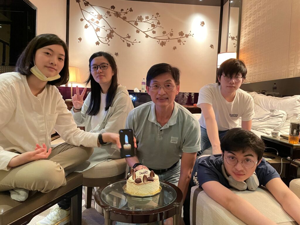 在資訊科技業界走過三十五個年頭,Million Tech創辦人謝小江(Nelson)早已是行內人熟悉的名字。作為本地科創企業的領軍人物,他不但在商業上屢創佳績,也積極投身人才培育,致力為下一代IT人鋪路。不過,除了事業上的成就,謝小江更讓人敬佩的,是他如何在事業與家庭兩者之間,找到平衡點,活出一段不一樣的人生。