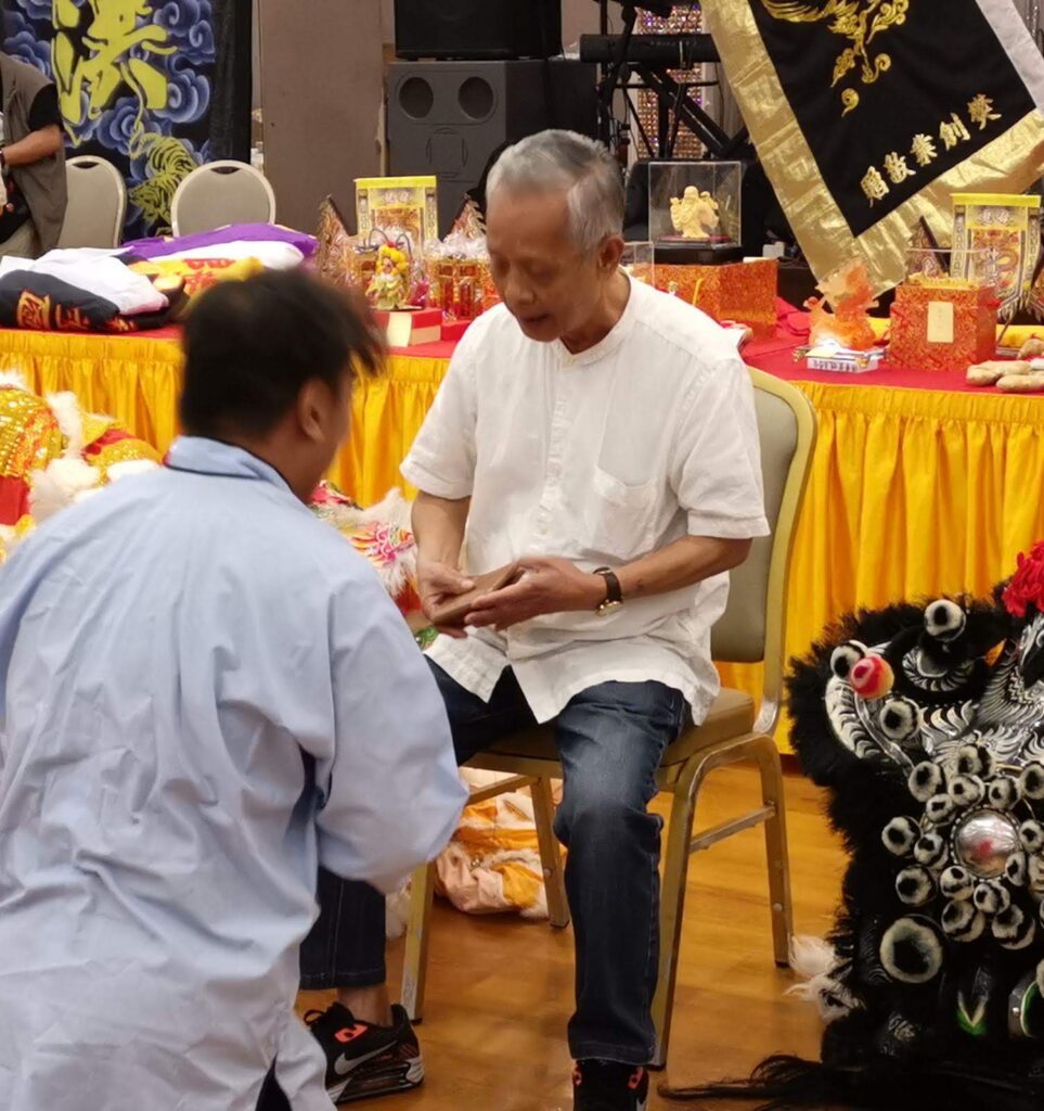 「我選師傅，他也選我。」這句話，葉偉賢師傅說得淡然，卻道出他對學習武術的深刻態度。作為一位洪拳師傅，他不僅在武術世界中累積多年經驗，更以一種開放與謙遜的心，持續在求學與教學之路上前行。