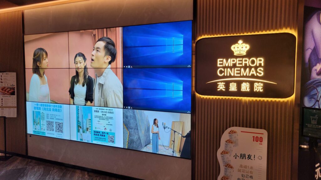 周憬瑤Natasha的眼神裡,藏著一種堅定。她的演藝之路,沒有名校光環,也沒有一開始就站在聚光燈下,但那份對表演的熱愛,從小就已經悄悄種下。她其實從小就很喜歡表演,喜歡舞台、喜歡被看見,小時候常參加學校的舞蹈比賽,跳舞成為她與舞台最早的連結。但直到大學畢業,她才真正踏上表演這條路。那時,她沒有修讀過演藝訓練、沒有人脈、沒資源,只有一顆熱愛表演的心。