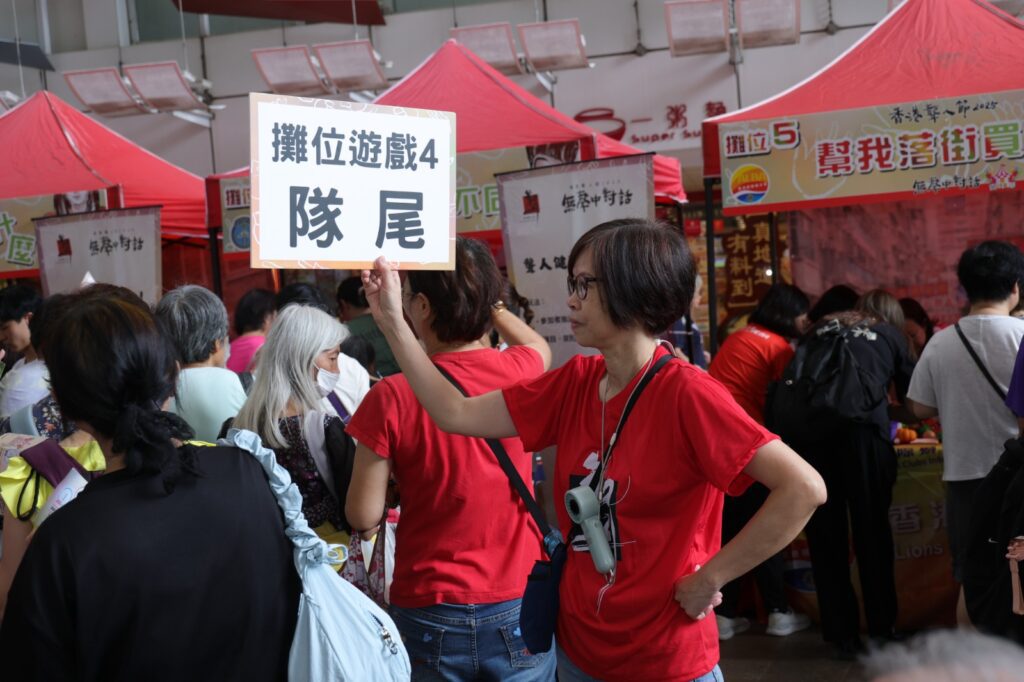 2025年9月28日,一個尋常星期日,樂富廣場A區人頭湧湧。這裡舉行的並不是一般的嘉年華,而是一場真正跨越「聲音」界限的盛會《香港聾人節2025:無聲中對話》。在這裡,手語成了語言,眼神成了橋樑,沉默也能說話。這場由香港聾人節委員會主辦、十多個獅子會分會合辦的活動,已經來到第三屆。從最初的三個分會,到如今十多分會個聯手同行,背後是一群人對「共融」的堅持,也是對「理解」的追求。