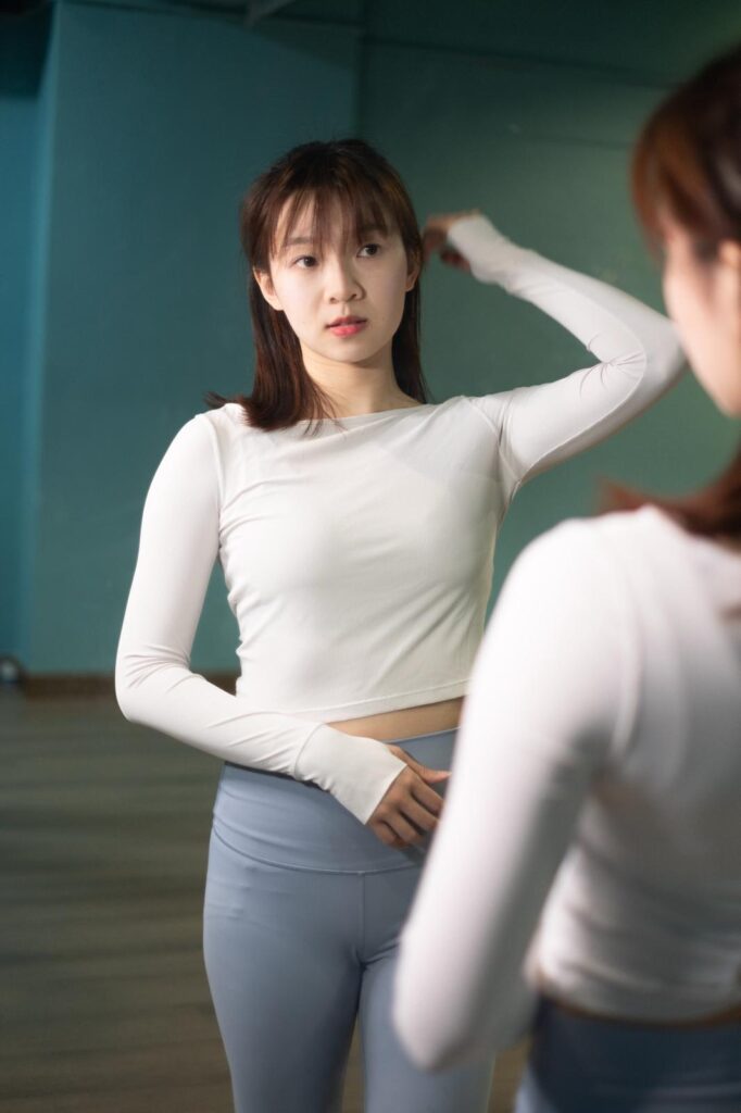 當瑜伽遇上戲劇,會擦出怎樣的火花?周憬瑤Natasha,這位擁有舞蹈底子、專注於空中瑜伽多年的導師,正在嘗試用一種全新的方式,帶領參與者走進內在,療癒自我。她稱之為「戲劇瑜伽」,一種結合身體動作與情感表達的體驗式課程。